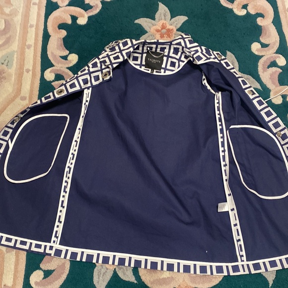 Raincoat Talbots , size 4 (M) , very stylish and comfortable . - Picture 6 of 7